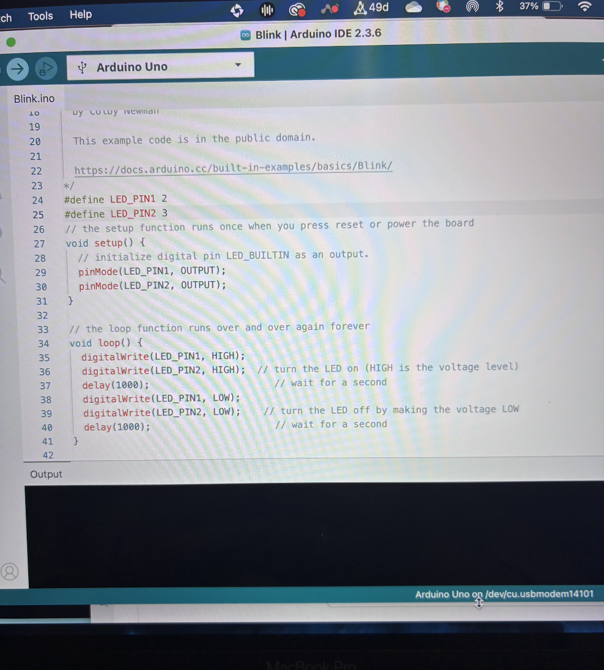 The Arduino IDE displays the simple Blink code that makes the LED pulse.